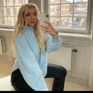 Stickad tröja  - Säljer min jätte fina stickade tröja från LXA, så fin vårfärg och så snygg passform. Jag är en S/M i vanliga fall så tröjan är stor i storleken  Nypris 799🩵