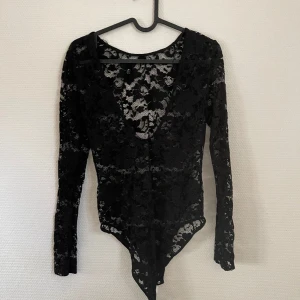 Spets top med öppen rygg - Svart spets topp med öppen rygg 
