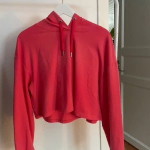 Kroppad hoodie - Knappt använd, ny skick. 