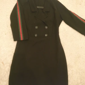 Klänning  - Elegant klänning med 3/4 lång arm. Det står L i den men vill säga det är en Medium 