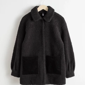 Vinterjacka i teddy material från &OtherStories - En svart fluffig vinterjacka från &other stories i teddy material 🧸Lite oversized fit med manchester fickor framtill. Perfekt till det kallare vädret 🐻Gott skick!