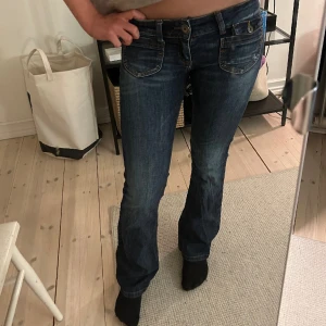 Lågmidjade bootcut jeans  - Super snygga  Midjemått: 39cm Innerbenslängd: 83cm