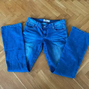 Supersnygga lowrise bootcut jeans! Använda ett fåtal gånger och säljer för att de inte passar. 