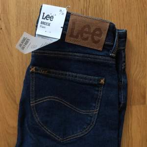 Helt nya jeans från Lee med lappar kvar!  I modellen Breese Flare, mörkblå i färgen ”That’s Right”. Storlek W26 L31. Passar nog en XXS-XS. Dessa var en gåva men tyvärr för små!  Medelhög midja och flare modell.  Nypris: 1099:-