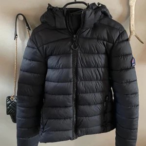 Superdry jacka - Helt ny i storlek M. Den är dock lite i storleken och passar mig som har S