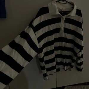 Oversized tröja - Oversized tröja snygg att ha till kjol i sommar. I marinblått randigt. I oanvänt skick.🌺