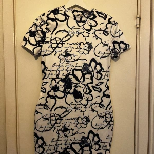 Mönstrad klänning  - Mönstrad bodycon klänning från Cider. Säljer pga att jag tyckte den var lite kort. Aldrig använd. Storlek S. Tveka inte att höra av dig om du har några frågor