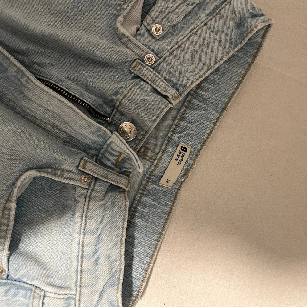 Hej på er!! Säljer dessa jeans som är från Gina i super fint skick. Säljer då det inte riktig är min stil längre. De är i storlek 34🩵🩵. Jeans & Byxor.