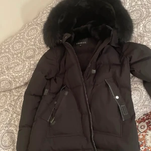 Cedrico jacka - Säljer min jacka ifrån cedrico originalpriset är 8500kr den är använd ett par fåtal gånger. Storlek xl passar någon som är en /l