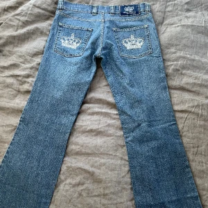 Lågmidjade Victoria backham jeans - Säljer dessa jätte fina Victoria Backham jeansen pga att dem var förstora när ja köpte dem. Dem har lite slitage lägst ned. Men de är inget som man tänker på när man har på sig dem.🥰 Midjemått:42cm Innerbenlängd:81cm Dm för fler bilder eller frågor 💕