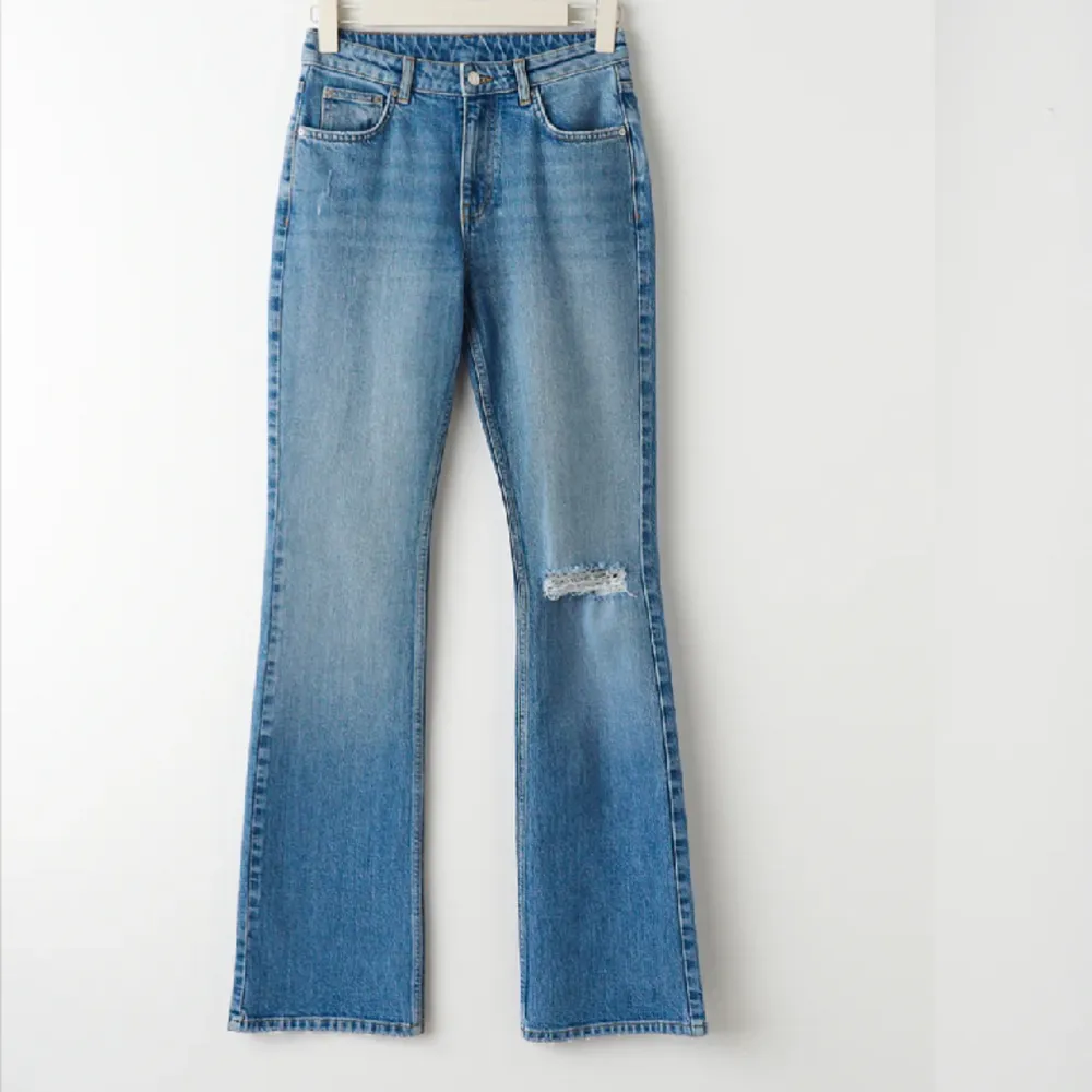 Säljer dessa snygga jeans ifrån Gina som jag tyvärr inte har någon användning av längre. Midwaist bootcut blå med hål i knät🤗 Som nya! Lägg gärna prisförslag!. Jeans & Byxor.