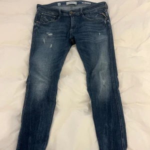 Replay jeans - Ett par snygga replay jeans som är i jättefint skick. Fick jeansen i november så dom är i jättebra skick, kostar runt 1500kr och är i storlek 33/34 säljer pga redan för små. Tveka inte på att höra av dig om du har några frågor!