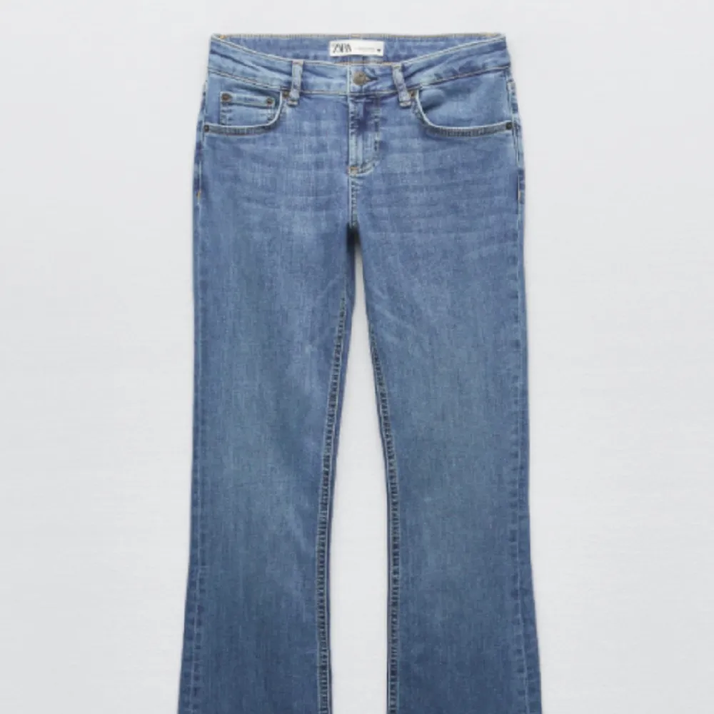 Supersnygga lågmidjade jeans från zara som jag inte använder så mycket längre💕Midjemåttet: 35 rätt över men dom är stretchiga. . Jeans & Byxor.