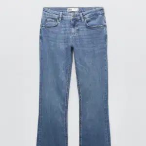 Supersnygga lågmidjade jeans från zara som jag inte använder så mycket längre💕Midjemåttet: 35 rätt över men dom är stretchiga. 