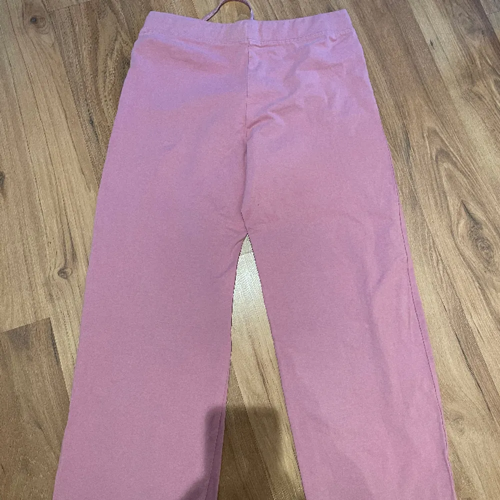rosa/lila mjukisbyxor med medelhög midja🫶🏼🫶🏼xs/s. Jeans & Byxor.