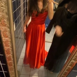 Säljer den röda klänningen på fotot  - Säljer den röda balklänningen, köpte den för runt 3000 kr  1 år sen, Max använt 2 gånger.          Storlek: Xs   Skriv för fler foto! 