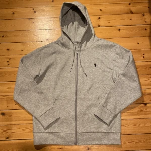 Ralph Lauren zip hoodie  - En sprillans ny och aldrig använd polo Ralph lauren zip hoodie. Skicket är såklart som nytt. Nypris 2200! Storlek M men funkar bra till S och L