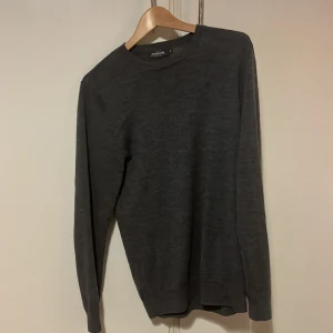 Dressmann - Hejsan, säljer denna tröja då den är för liten för mig i storleken o känner att någon annan kan ha mycket mer användning för den. Använd endast 2 gånger. Hör av er om frågor😀 ny pris 800kr mitt pris 180kr  priset går att diskutera!!