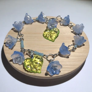 Armband  - Vackert bluebells of the valley armband. Nytt och handgjort. ( Bladen ser gula ut på bild men är gröna i verkligheten, kolla fler annonser för riktiga färgen) Kontakta gärna vid frågor och innan köp☺️ har också andra smycken på min profil💍