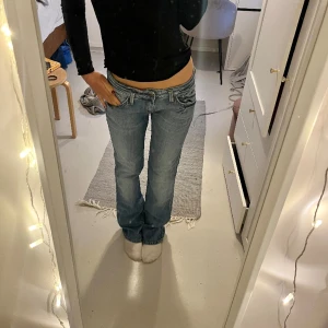 Lågmidjade bootcut jeans  - Lågmidjade bootcut jeans från lee. Midjemått 37cm innerbenslängd 77cm. Tryck köp nu för att köpa ❤️‍🔥