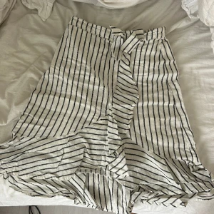 Linneskjol  - Säljer även matchande topp!! Så söt kjol i stl 164. Är tyvärr för liten💞💞