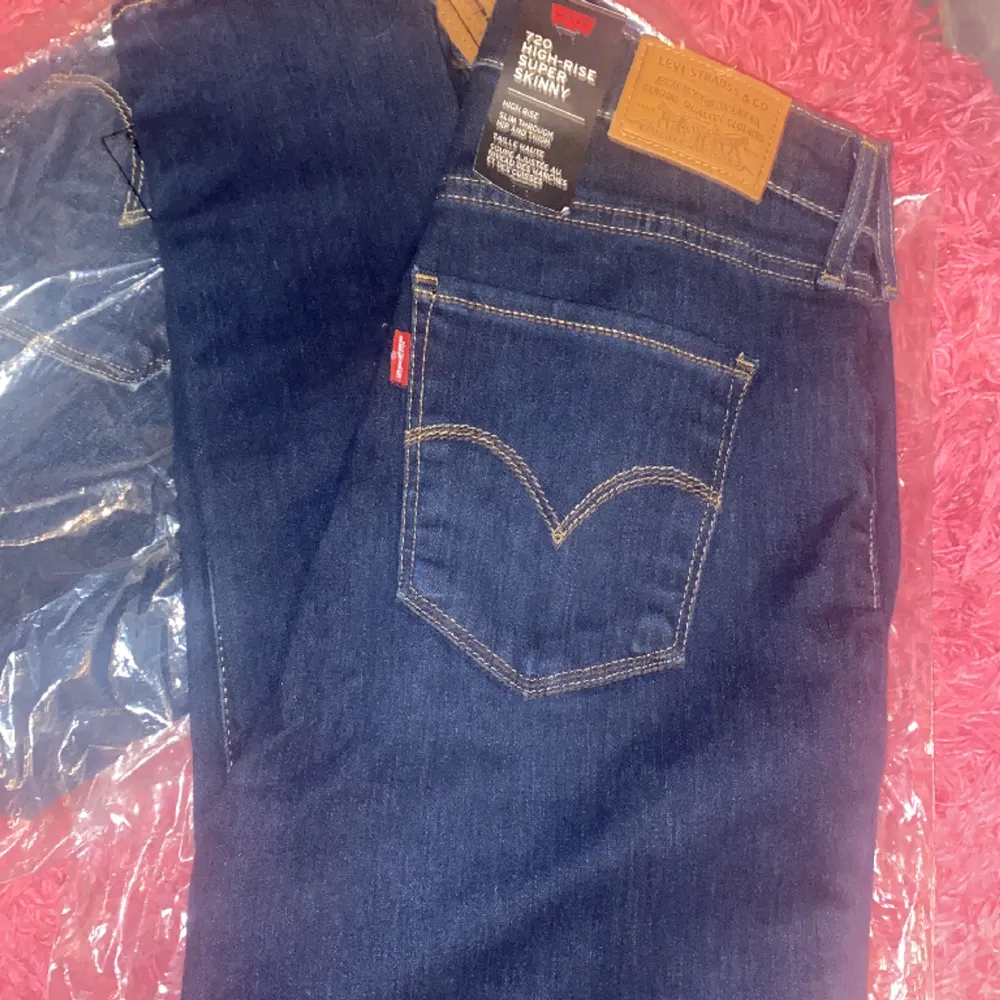 Säljer dessa mörkblåa Levi’s jeansen åt min mamma som köpte fel.  Modell 720, de är högmidjade och skinny. Storlek W28 L32, lite stora i storleken. Helt nya med lappen kvar. Nypriset är ungefär 1099kr💗. Jeans & Byxor.