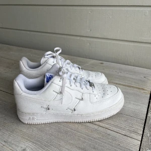 Nike Airforce one  - Jag säljer dessa limited edition Nike Air Force One, som är knappt använda, alltså i mycket fint skick🩵