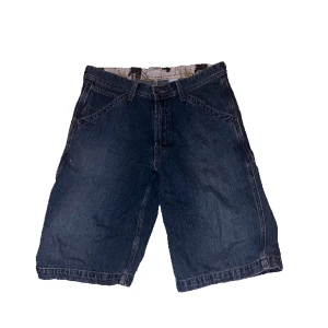 Levis jorts - Tvär feta Levis jorts, perfekta inför sommaren. Perfekt skick inga skador eller liknande vad jag vet om. Köpta på beyond retro. Pris kan diskuteras vid snabb affär.