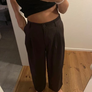 Bruna kostymbyxor  - Dessa bruna kostymbyxor från monki köpte jag för ca två år sedan och har bara kommit till användning en gång.  Minns ej vad de kostade när ja köpte men då de är inprincip helt nya säljer jag de för 250kr  