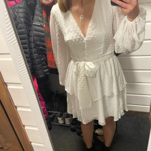 Vit klänning  - Aldrig använd, endats provad! Perfekt till student eller annat