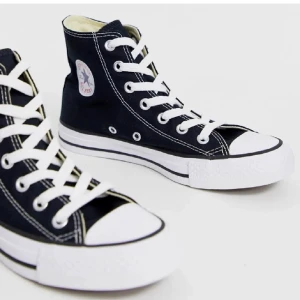 Höga svarta converse - Är i superbra skick! Skriv för fler bilder 💕