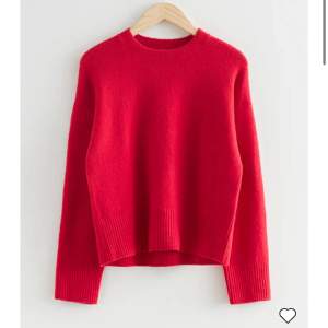 Säljer min stickade röda tröja från &other stories som är använd en gång på julafton. Slut på hemsidan, köpt för 550kr. Jätte skön och fin, hör av dig vid intresse🩷
