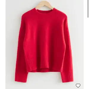 Säljer min stickade röda tröja från &other stories som är använd en gång på julafton. Slut på hemsidan, köpt för 550kr. Jätte skön och fin, hör av dig vid intresse🩷
