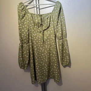 Klänning - Klänning från Shein Storlek M men tycker den är mer som S Använd en gång på skolavslutning så bra skick på den 50kr plus frakt