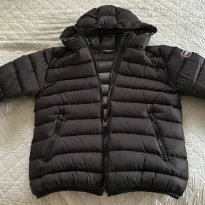 Colmar  - Om någon är intresserad av min svarat colmar jacka typ oanvänd, så skriv vid intresse❤️