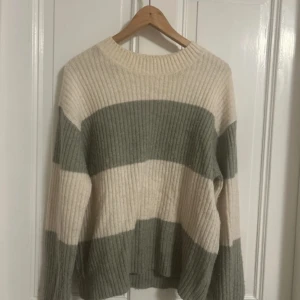 Vit och grön Stickad tröja  - Lite oversized stickadtröja ifårn HM i superskick. Använd fåtal gånger. I storlek S men passar mellan XS-M beroende på preferens.😇