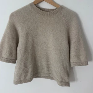 &other stories tröja - Säljer denna populära tröja från &other stories. Den är använd ett par fåtal ggr och är så snygg på. Jag säljer den pga att den är lite för liten på mig!❤️