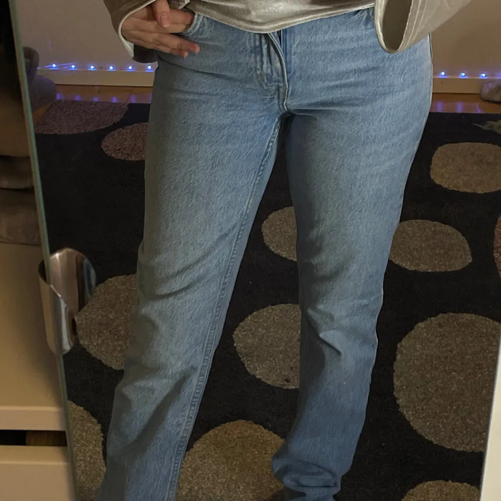 Ljusblåa lågmidjade jeans storlek XS. Har knappt haft på mig dem, så de är ganska så nya. Passar till tjejer med Stockholmsstil.. Jeans & Byxor.