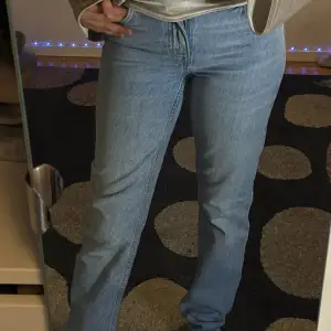 Ljusblåa lågmidjade jeans storlek XS. Har knappt haft på mig dem, så de är ganska så nya. Passar till tjejer med Stockholmsstil.