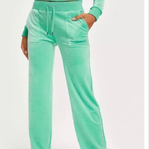 Juicy Couture - Säljer mina Marine Green juicy byxor.  Näst intill oanvända, jätte fin färg.  Inga fläckar eller skador på byxorna.   Pris går att diskutera.  