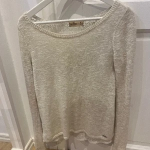 tröja  - säljer denna vita fina tröjan från hollister 💓