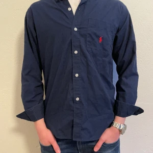 Ralph lauren skjorta- marin blå - Ralph lauren skjorta riktig soft Grisch plagg. Skick 9/10. Priset kan diskuteras vid snabb affär. Hör av dig vid minsta fundering 🍾
