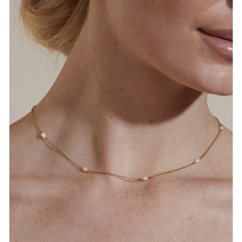 Säljer mitt halsband från Edblad som heter ”perla”, det är den modellen med mindre pärlor. Säljer pga att det inte kommer till användning längre🥰. Accessoarer.