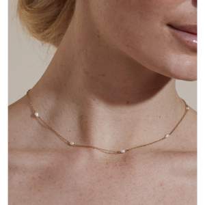 Säljer mitt halsband från Edblad som heter ”perla”, det är den modellen med mindre pärlor. Säljer pga att det inte kommer till användning längre🥰