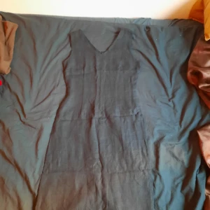 Vintage svart linneklänning - Vintage svart klänning i 100% linne! Dragkedja i ryggen och en liten slit längst ner där bak. 