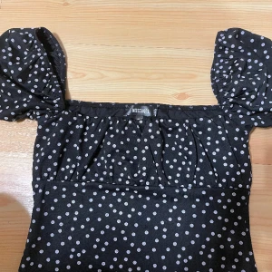 Klänning - Säljer denna jätte söta klänningen från Missguided i storlek 38.💗 Köpare står för frakt💗