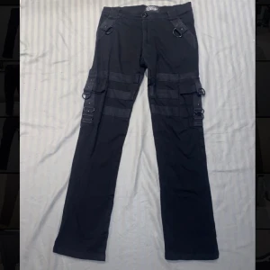 Svarta vixxsin (blue fox) byxor - Svarta byxor med flera fickor på låren och spännen.  Köptes på Bluefox i Stockholm för 800kr.