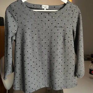 Trekvartsärmad tröja - En jättefin trekvartsärmad tröja i strl S. Den är i jättebra skick och har inga defekter. Nästan oanvänd. Så fin att ha nu på våren men tyvärr är den för stor för mig så därför säljer jag den. Skriv om du undrar något😊🤍🖤