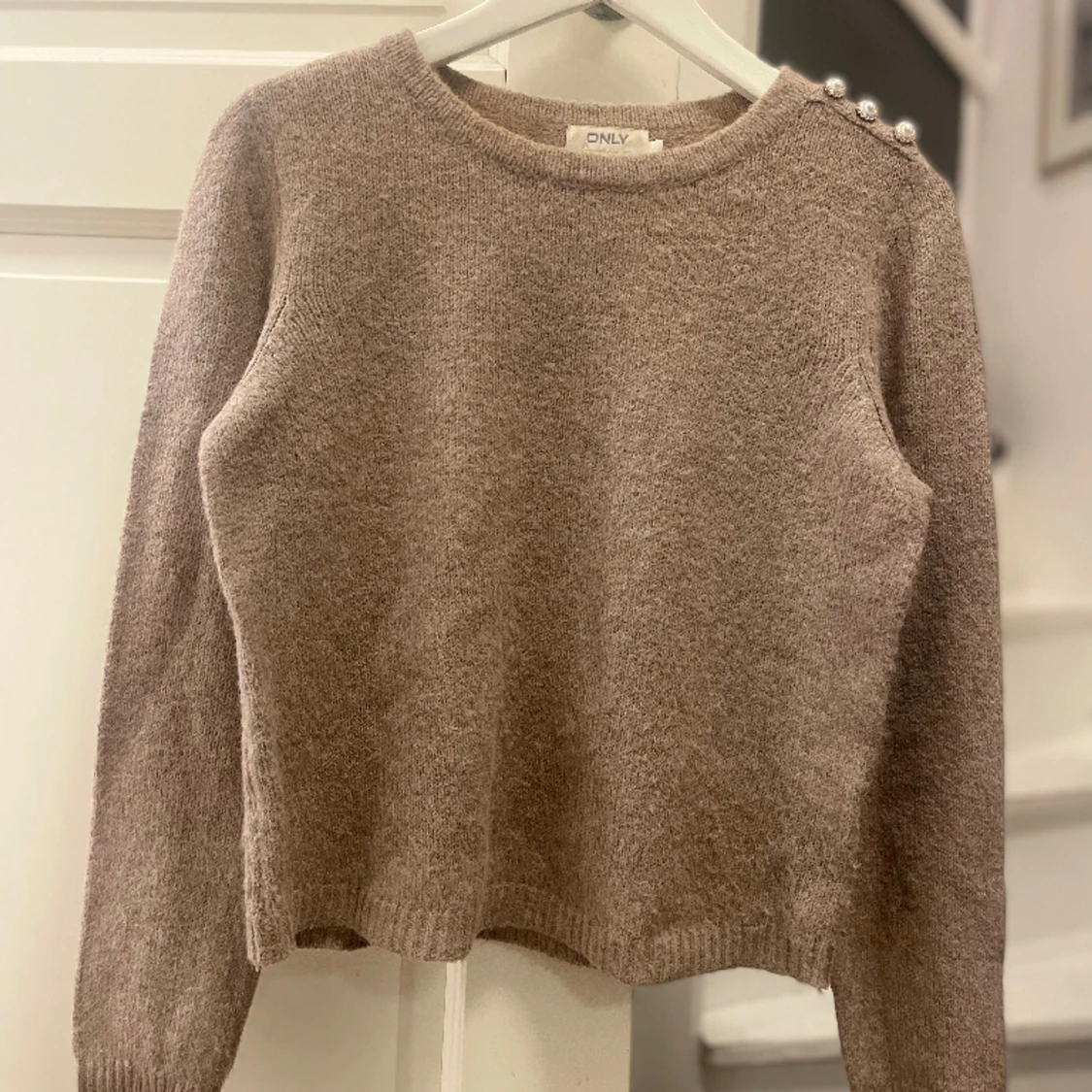 Finstickad tröja med smycken