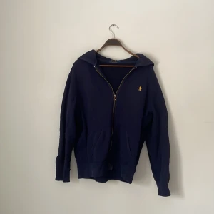 Ralph lauren zip - Fin blå ralph lauren zip i bra skick. Hör av er om ni är intresserade!
